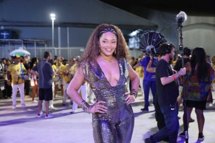 Juliana Alves em mini desfile da Unidos da Tijuca