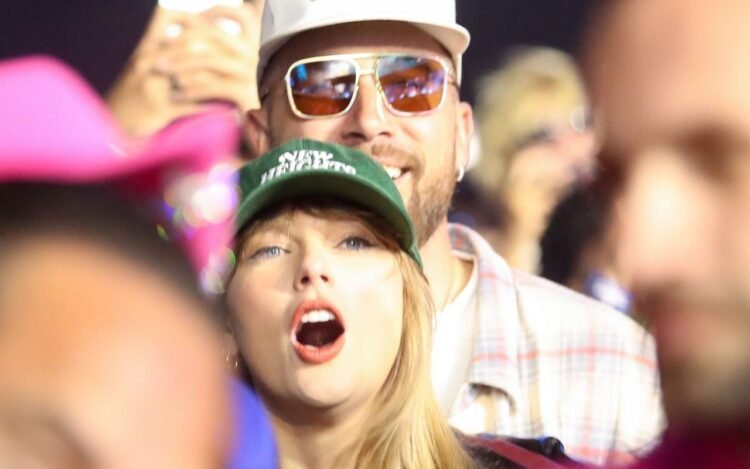 Travis Kelce e Taylor Swift no festival de Coachella &ndash; Foto: Grosby Group